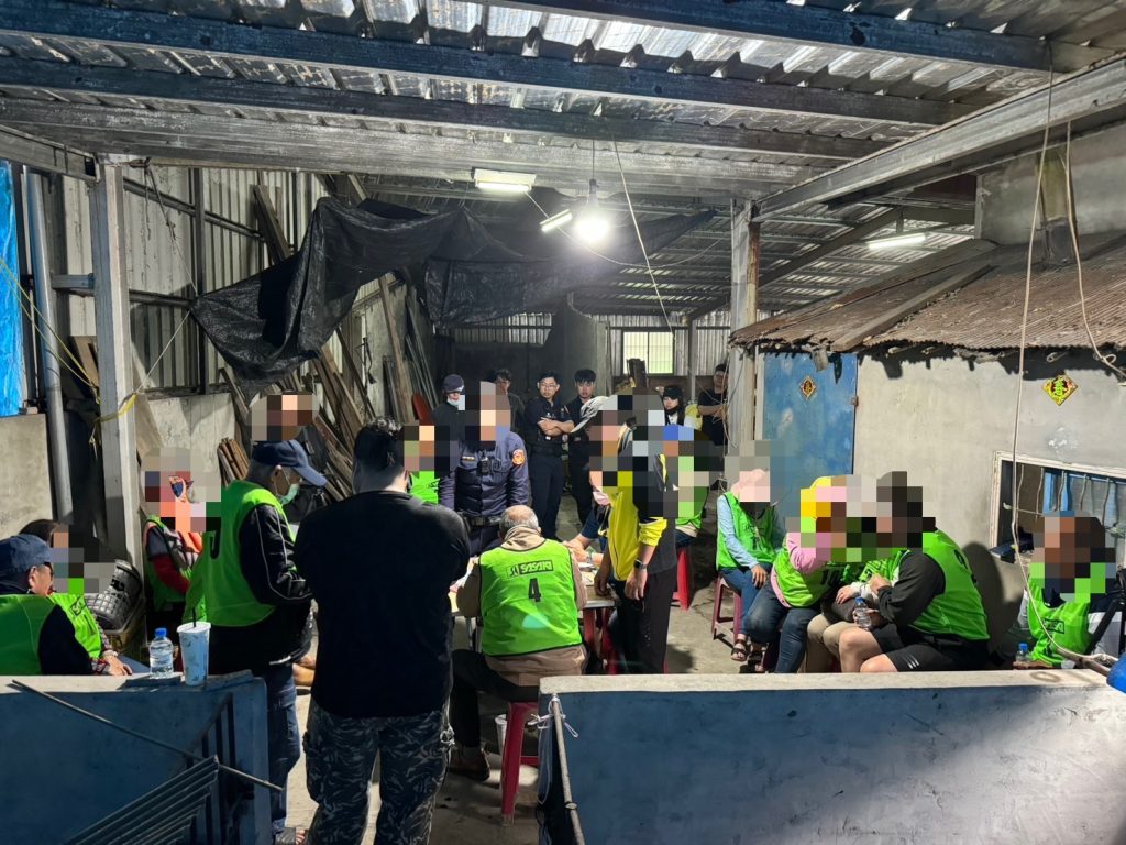 賭客賭性堅強風雨無阻 東港警分局破獲廢棄豬舍賭場。圖_東港警分局提供