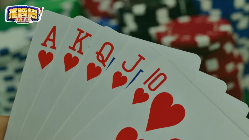 十三支經典同花順手牌示意,搭配籌碼背景強化實戰氛圍
