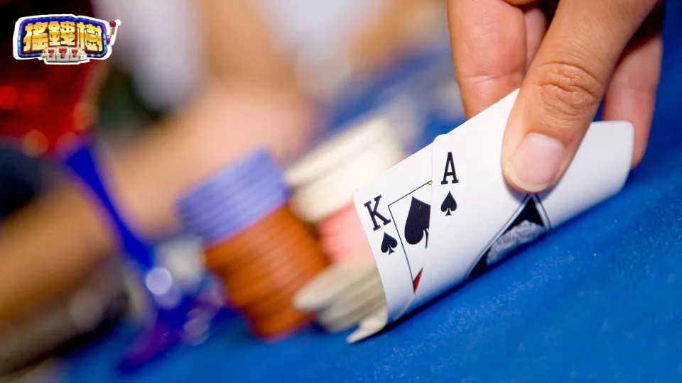 搖錢樹娛樂城撲克牌下注場景，手持黑桃KA與彩色籌碼。