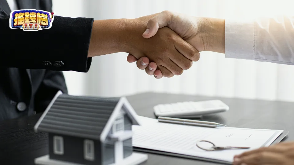 搖錢樹娛樂城插圖，象徵平台與玩家關係的握手畫面，畫面含房屋模型與合約