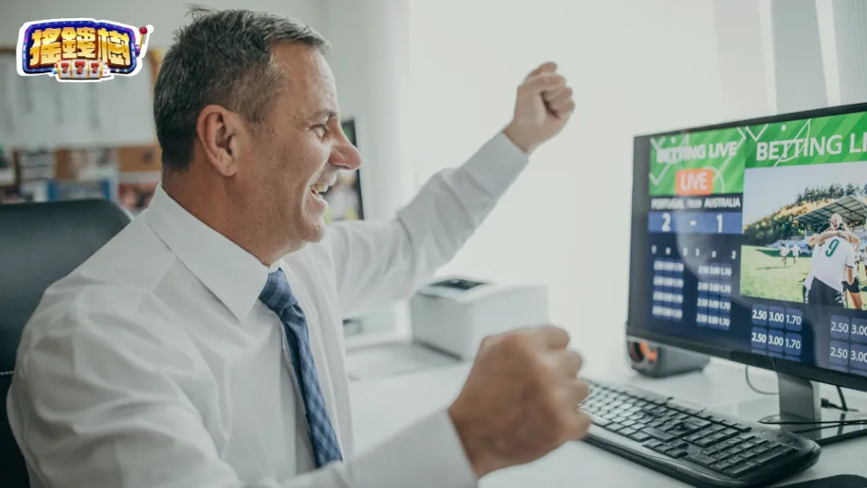 一位男玩家在螢幕前下注運彩成功歡呼，畫面顯示即時比分與賠率資訊